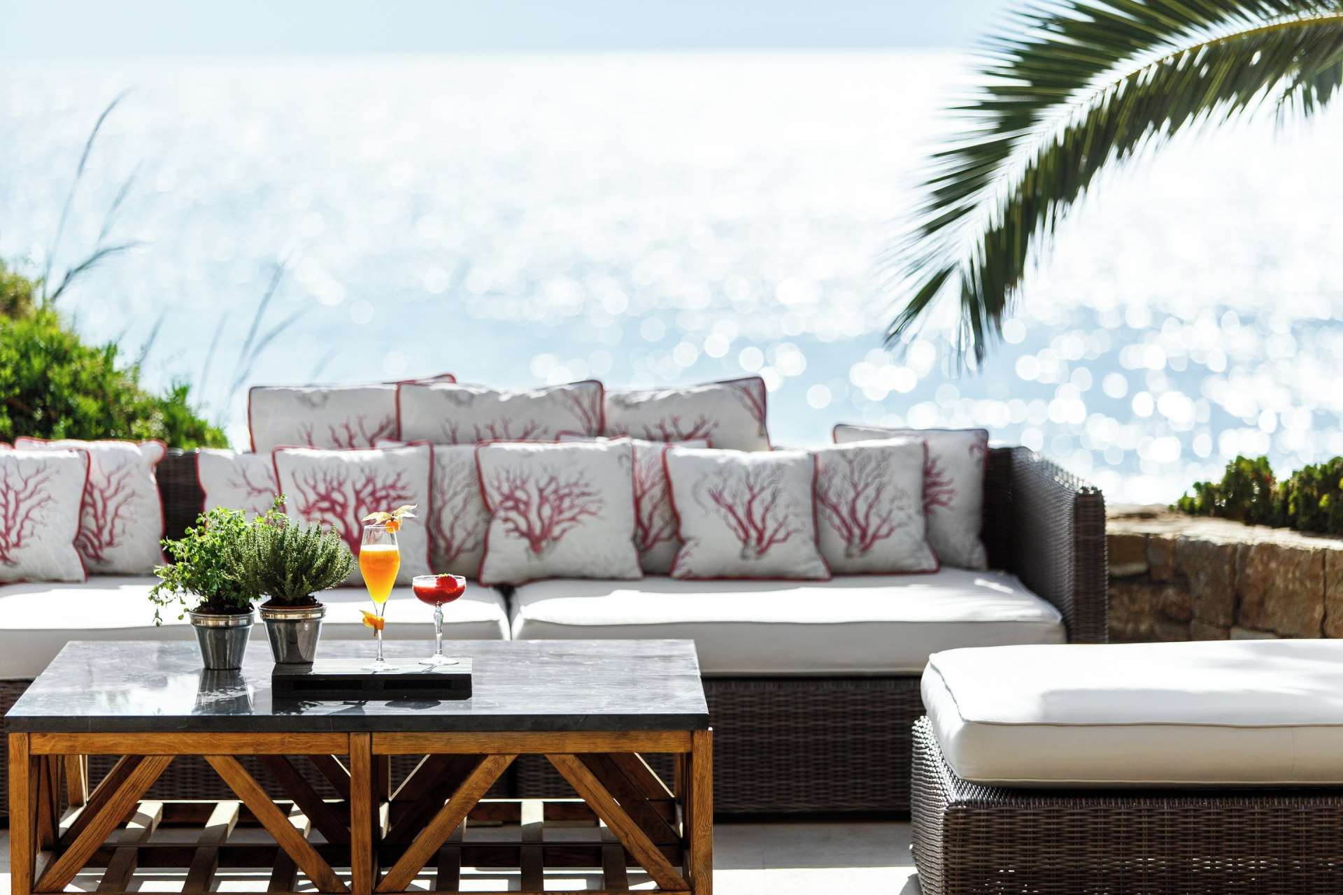 Außenansicht des Cabana Restaurants mit Aussicht auf das Meer